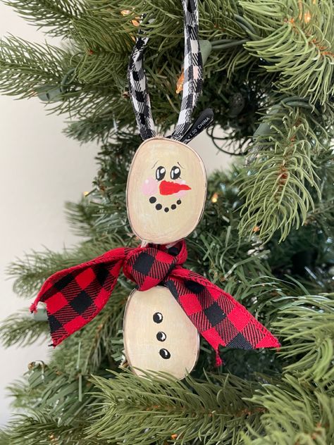 Eye Glasses Made Into Snowman, Dollar Tree Snowman Ornament, Dollar Tree Glass Snowman, Old Glasses Snowman, Snowman Glasses, Light Bulb Snowman Ornament, Snowman Glasses Ornament, Childrens Christmas Crafts, Christmas Decor Trends