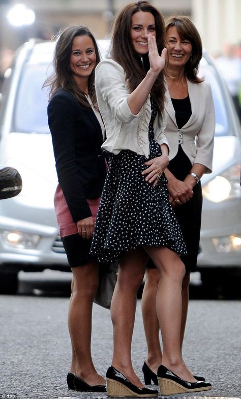 Pippa, Kate, and Carole Kate And Pippa Middleton, Kate Middleton New Hair, Pippa And James, Kate Middleton News, Princesse Kate Middleton, Carole Middleton, Prins William, Kate And Pippa, Middleton Family