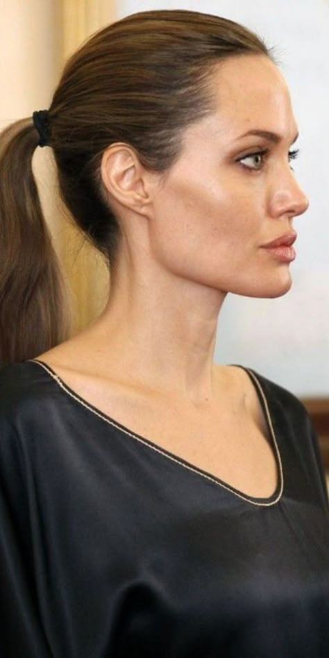 Angelina Jolie Hair, John Voight, Angelina Jolie Makeup, Angelina Jolie Photos, Lara Croft, Lemon Water, Fat Burning Drinks, Beautiful Picture, Love Makeup