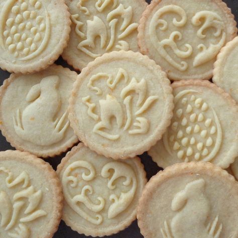 Cookie Stamps Diy, Best Cookie Dough For Stamping, Best Stamped Cookie Recipe, How To Use A Cookie Stamp, Christmas Stamp Cookies, Embossed Cookie Dough Recipe, Stamped Shortbread Cookies, Cookie Stamp Cookies, Stamped Cookies Recipe Holidays