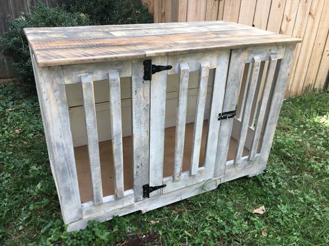 Dog crate crafted entirely from pallet wood! Outdoor Dog Kennels, Double Dog House, Kennel Ideas Outdoor, Building A Dog Kennel, Cheap Dog Kennels, Indoor Dog Kennel, Diy Dog Crate, Dog Kennel Cover, Kennel Cover