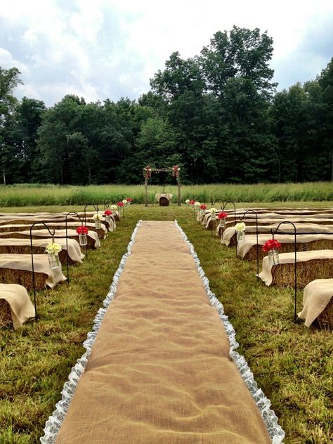 Rustic Outdoor Wedding Ceremony Country Hay Bale Seating, Haybale Decorating Wedding, Hay Bell Seating Wedding, Outdoor Wedding Haybales, Haybail Seating Wedding, Haybail Seating For Wedding, Haybale Seating Wedding Rustic, Hay Bale Wedding Seating, Diy Field Wedding