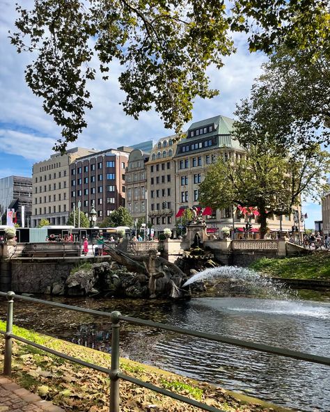 düsseldorf vibes only 📸 . . . . #düsseldorf #vibes #aesthetic #football Dusseldorf Aesthetic, Aesthetic Football, Dusseldorf, Travel The World, A Dream, Vision Board, Germany, Football, Collage