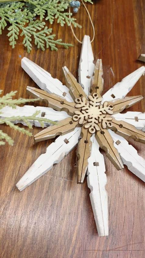 Clothespin Snowflake, Christmas Wood Crafts, Holiday Crafts Christmas, Christmas Ornaments Homemade, Christmas Ornament Crafts, Christmas Crafts Decorations, Shoe Lace, Christmas Wood, Christmas Deco