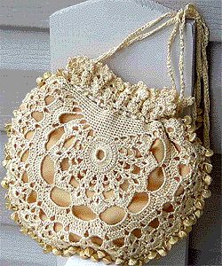 Silk Lace Crochet Bag Pattern - this is a free pattern Crocheted Purse, Lace Purse, Lace Bag, Crochet Shell Stitch, Stil Boho, Crochet Lace Pattern, Crochet Purse Patterns, Crochet Bags Purses, Purse Patterns