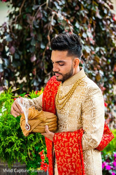 Indian groom ready in his cream and gold sherwani. Shervani Poses, Dulha Pose Wedding Photos, Indian Wedding Groom Poses, Singal Dulha Pose, Gold Sherwani Groom, Groom Sherwani Indian Latest, Indian Groom Photography Poses, Groom Photoshoot Indian, Groom Poses Indian Wedding