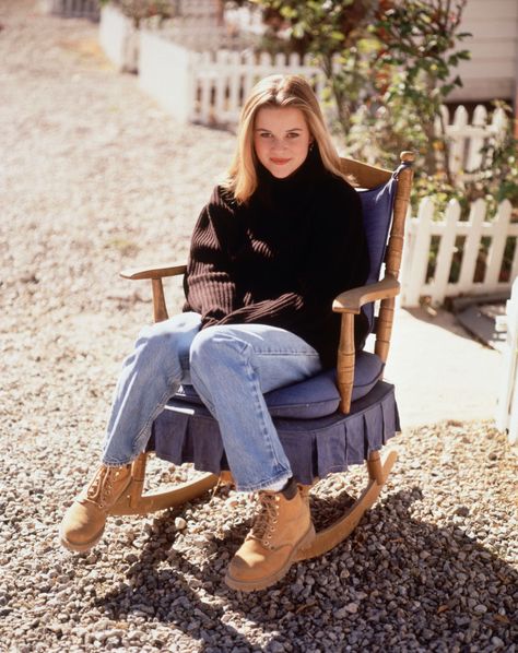 90s Reese Witherspoon, Relaxed 90s Style, 90s Mom Aesthetic Fall, Reese Witherspoon 90s, 90s Winter Outfits, Outfit 90s, 1990s Fashion, 90s Outfit, Reese Witherspoon