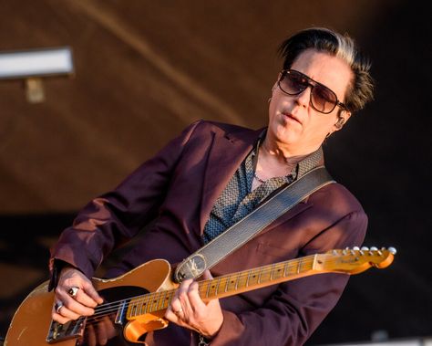 Queens Of The Stone Age – Troy Van Leeuwen. (11/31) – Comeback mit neuem Album  "In Times New Roman...": Josh Homme und Band haben Bock! – laut.de – Foto Troy Van Leeuwen, Kathleen Turner Romancing The Stone, Josh Homme, Queens Of The Stone Age, Times New Roman, New Bands, Stone Age, The Stone, Queen