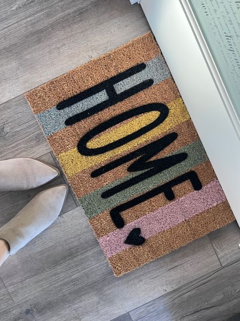 Diy Painted Doormat, Diy Rug Painting, Mat Painting, Rug Painting, Porch Remodel, Keramik Design, Diy Rug, Design Diy, Welcome Mats