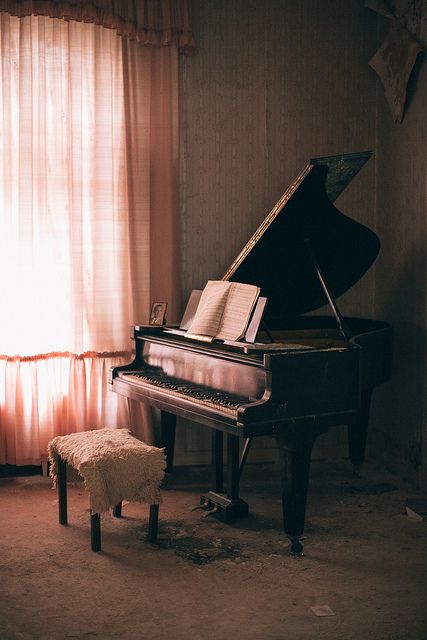 Serduszka i kwiatki to nie dla mnie. Jeśli na moją kobiecość patrzysz przez pryzmat stereotypów, możesz się nie miło zaskoczyć. Piano Wallpaper, Old Piano, Aesthetic Types, Old Pianos, Deco Rose, Piano Room, Piano Cover, Grand Piano, Music Aesthetic