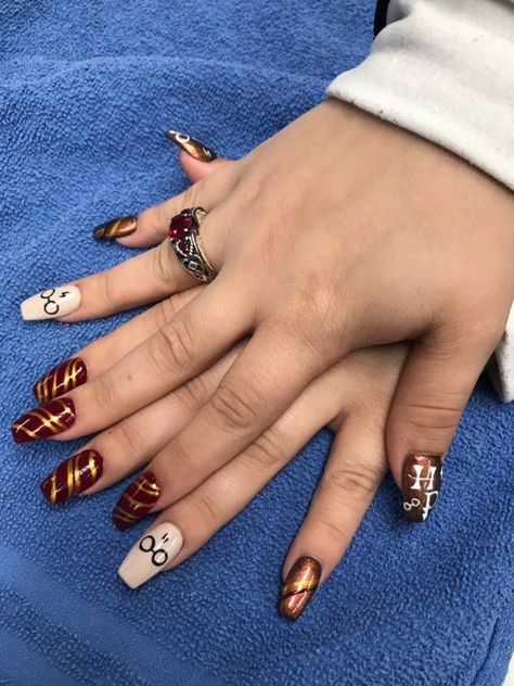 Griffindor Nails Designs, Harry Potter Nails Designs, Potter Nails, Harry Potter Nail Art, Harry Potter Nails, Nails Designs, Cute Acrylic Nails, Red And Gold, Black Nails