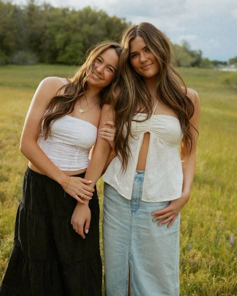 Photos Of Two Friends, Photos For 2 Friends, Photography Poses 2 People, Photography Poses For Two Friends, Two Best Friend Pictures, Photo Poses For Two Sisters, Fun Senior Picture Ideas Best Friends, Best Friend Session Photo Ideas, How To Pose With A Friend