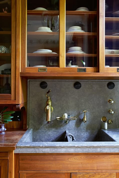 KITCHEN SWITCH Designer Kathryn Scott opted for an unusual grigio adige marble in her Brooklyn kitchen, as seen in her book ‘Creating Beauty’ (Rizzoli). Industrial Sink, Waterworks Kitchen, Brooklyn Kitchen, Kitchen Basin, Kitchen Sink Design, Cabinet Detailing, Round Sink, Glass Sink, Sink Design