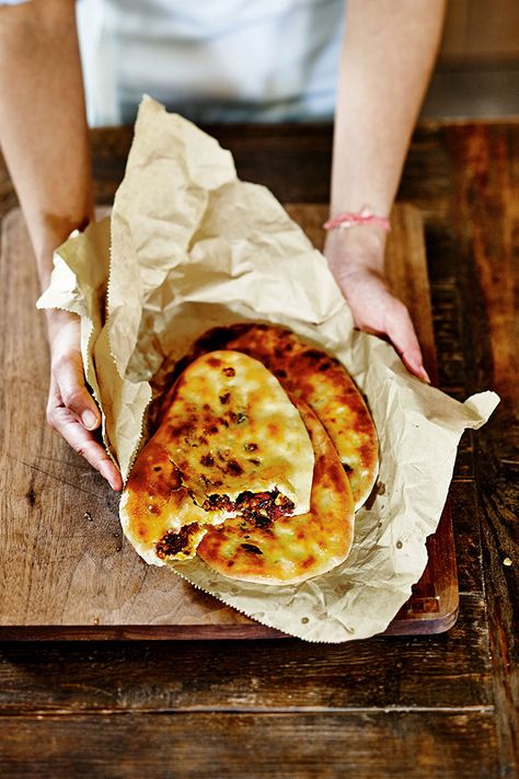 Superfood Peshwari naan Peshwari Naan Recipe, Peshwari Naan, Goji Berry Recipes, Flat Bread Recipes, Luxurious Food, Naan Recipes, Indian Naan, Indian Bread Recipes, Naan Bread Recipe