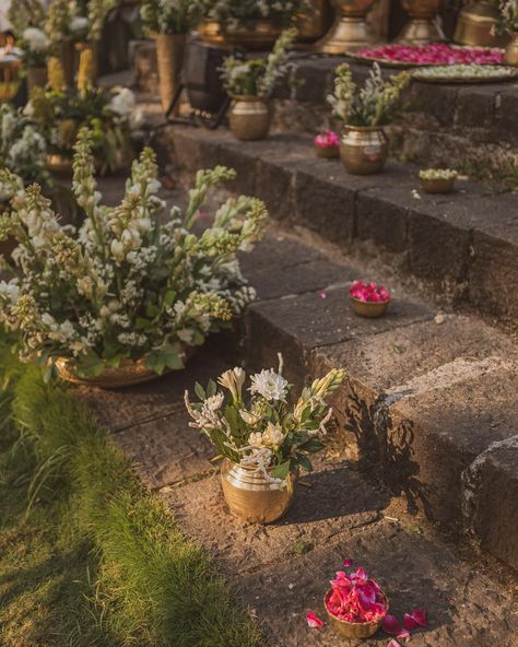 Amalgamating simplicity and elegance in cozy settings like these ! By the lake, this beautiful wedding…. organic in its truest form for our lovelies Dhruv and Pippa 🫶 अनन्तर//Aṇaṃtara Dhruv + Pippa Karjat Design, Decor and Flowers @thepetiteproject_ With @shanijshabu Production @allattractiveevents 📸 @shwetarane.in #weddingsbythelake #organicwedding #lakesidewedding #floraldecor #floraldecoration #floralsofinstagram #art #artistic #weddingdecor #weddingphotography #weddingday #wedding ... Lakeside Wedding, Organic Wedding, By The Lake, Indian Wedding Decorations, Design Decor, Traditional Decor, Floral Decor, Celebrity Weddings, White Wedding