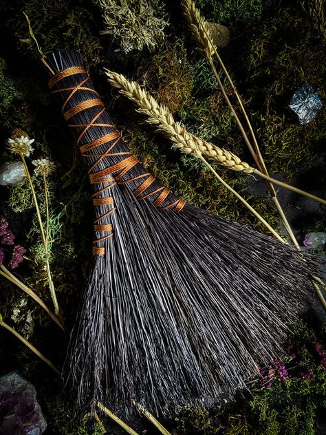 Besom Broom Diy, Diy Broomstick Witch Broom, Witch Broom Diy, Diy Witch Broom, Diy Broom, Broom Making, Witch Brooms, Wedding Broom, Handmade Broom