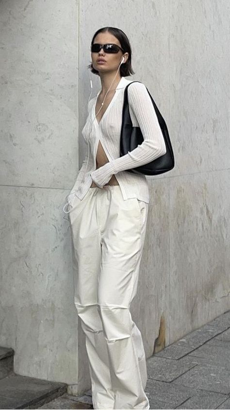 A girl wearing all white with black sunglasses Sheer Top Outfit, Collared Knit Top, White Tops Outfit, Sheer Outfit, Aya Muse, White Pants Outfit, All White Outfit, Quirky Fashion, White Outfit