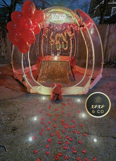 Bubble tent picnic red Tent Picnic Ideas, Glamping Proposal, Bubble Tent Proposal, Bubble Tent Picnic Ideas, Sunset Picnic Proposal, Bubble Tent Picnic, Picnic Proposal Ideas Parks, Tent Picnic, Girlfriend Proposal