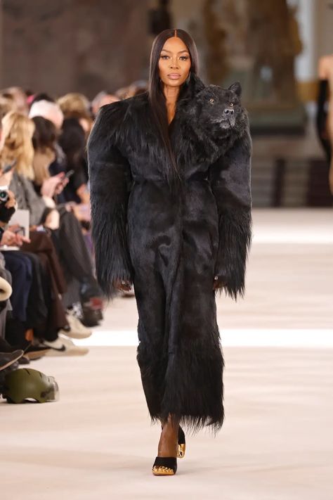 Photos Show the Schiaparelli Runway at Paris Fashion Week Naomi Campbell Walk, Lion Dress, Schiaparelli Haute Couture, Shalom Harlow, Paris Fashion Week Runway, Black Faux Fur Coat, Dramatic Style, Black Bustier, Moda Paris