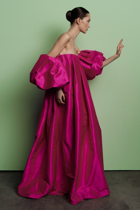 AUTUMN/WINTER 2022 - ANOUKI Official Website Maternity Party Dress, Runway 2022 Fall Winter, Suki Waterhouse Met Gala 2023, Vogue Autumn 2022, Annakiki 2022, Classy Formal Dresses, Pregnant Party Dress, Georges Hobeika Fall 2022, Butterfly Dress