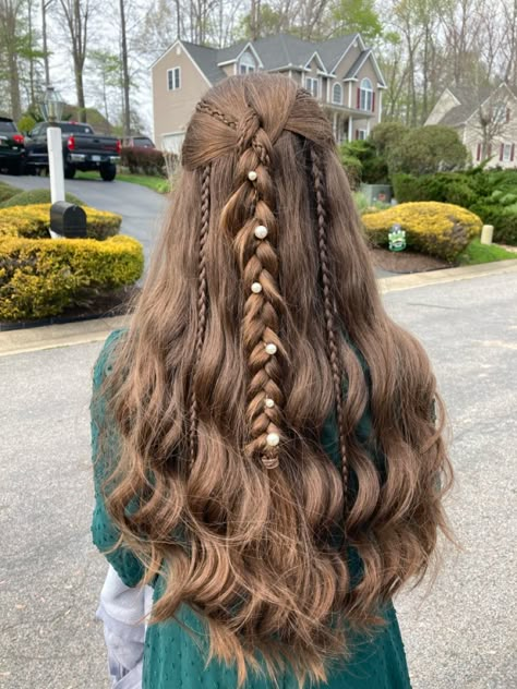 Witch Hairstyles Medium Length, Renn Faire Hairstyles, Layered Hair Hairstyles Half Up, Renn Fest Hair, Middle Ages Hairstyles, Medieval Hairstyle, Half Up Dutch Braid, Traditional Irish Hairstyles, Enchanted Forest Hair