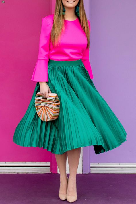 Green Pleated Midi Skirt with Pink Top Green Pleated Skirt Outfit, Green Skirt Outfits, Contrast Outfit, Green Skirts, Colorful Doors, Satin Pleated Skirt, Green Pleated Skirt, Pleated Skirt Outfit, Skirt Inspiration