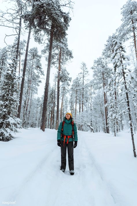 Snow Hiking Outfit, Ski Trip Essentials, Ski Trip Packing List, Ski Trip Packing, Snowboarding Aesthetic, Trekking Outfit Women, Ski Pack, Snow Woman, Photo Snow