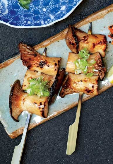 Vegetarian yakitori? It's a great thing with these king trumpet mushrooms. Mirin Recipe, Resep Sushi, Yakitori Recipe, Trumpet Mushrooms, Bulgogi, Japanese Cooking, Grilled Vegetables, Mushroom Recipes, Grilling Recipes