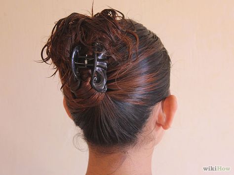 Simple and easy up-do with a claw clip Hair Clips 90s, Jaw Clip, Hair Mistakes, Clip Hairstyles, Claw Hair Clips, Teen Hairstyles, Claw Clip, Hair Claw, Hair Updos