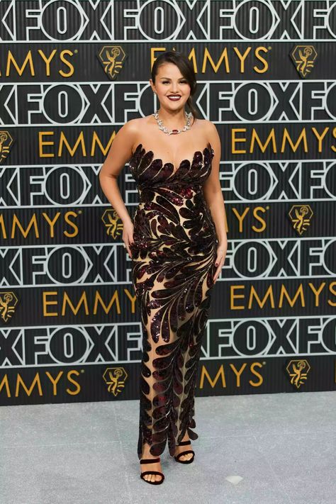 Best Dressed Stars on the 2023 Emmy Awards Red Carpet: Photos Celeb Red Carpet, Emmys Red Carpet, Celebrity Fashion Looks, Best Red Carpet Looks, Selena G, Selena Gomez Pictures, The Emmys, Marie Gomez, Rare Beauty