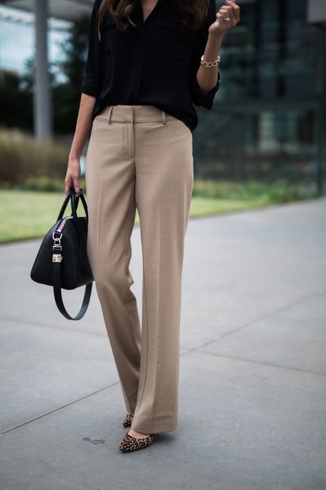 Khaki Pants Outfit Women, Tan Pants Outfit, Beige Pants Outfit, Slacks Outfit, Khaki Pants Outfit, Pants Outfit Work, Work Attire Women, Dress Pants Outfits, Mode Tips