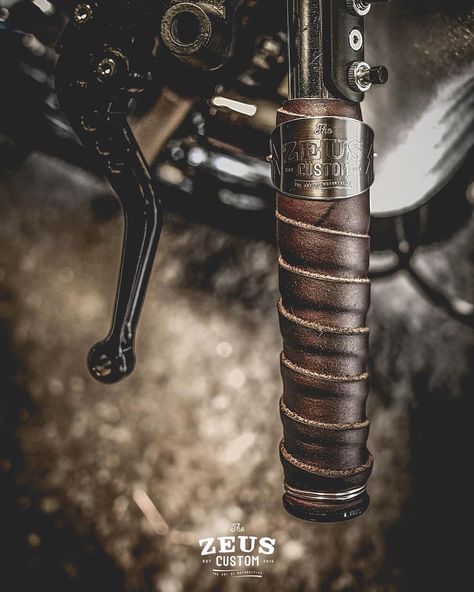 Cow Leather Roll & Lock Grips Handcraft by Zeus Custom. #grips ##motorcycle #leather #handcraft #caferacer #brat #bobber #scrambler #custom #zeuscustom Vrod Custom, Moto Chopper, Brat Motorcycle, Xe Ducati, Moto Scrambler, Motos Yamaha, Мотоциклы Cafe Racers, Moto Cafe, Cafe Bike