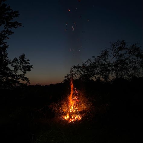 campfire, woods, nightime, summer sunset Cozy Campfire Aesthetic, Summer Campfire Aesthetic, Camp Fire Aesthetic Dark, Camping Aesthetic Night, Campfire In Forest, Campfire Photos, Fire In The Woods, Campfire In The Woods, Campfire Aesthetic