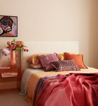 Colour Pop Bedroom, Pop Of Colour Bedroom, Colour Drenching Interiors, Colourful Bedroom Aesthetic, Warm Tone Bedroom, Pop Of Color Bedroom, Ochre Bedroom, Cosy Bedding, Bright And Airy Bedroom