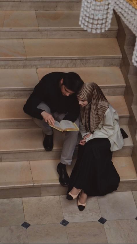 Islam Marriage, Muslim Couple Photography, Islamic Books, Fotografi Vintage, Hijabi Aesthetic, Cute Muslim Couples, Love In Islam, Muslimah Aesthetic, Cute Couple Poses