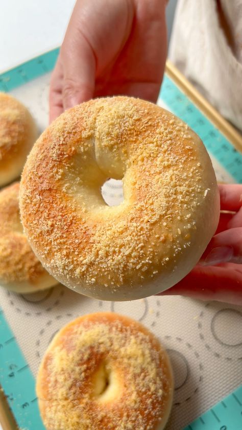 Cheese Bagels Soft Bread Recipe, Bagels Recipe, Bagel Bread, Bagel Toppings, Bread Sweet, Cheese Bagels, Recipe Baking, Bagel Recipe, Cooking For Beginners