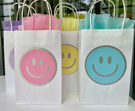 This listing is for 5  or 10 super cute smiley face in pastel tones. The bags come in 5 different colors. The tones are very pastel, but the screen may show some of them a little more vibrant than the real color.  The faces outlines are silver glossy, which make them really pretty. All the bags come with coordinated tissue papers. Preppy Party Decorations, Smiley Face Party, Smiley Face Birthday, 7th Birthday Party Ideas, Preppy Party, Sleepover Birthday Parties, Cute Smiley Face, Girl Bday Party, Cute Birthday Ideas