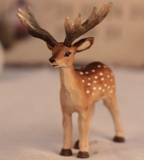 Wooden Animal Carvings, Deer Wood Carving, Miniature Wood Carving, Wood Carved Animals, Christmas Wood Carving, Wood Carving Table, Art Sculpture En Bois, Wood Carving Art Sculpture, Wood Deer