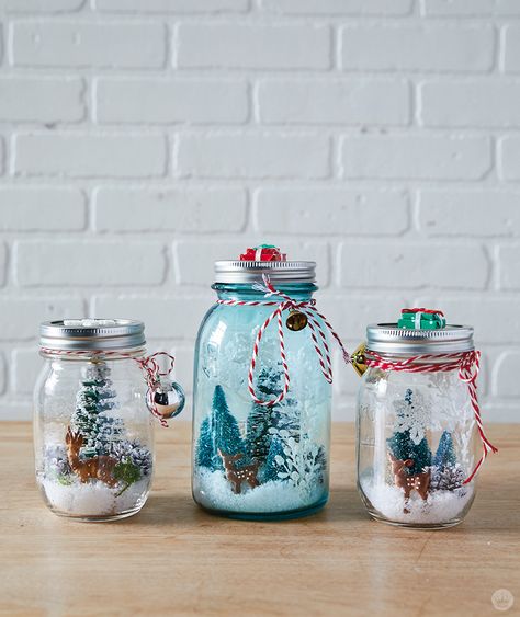 DIY snow globes: How to make winter wonders without water - Think.Make.Share. Jar Snow Globes, Christmas Snow Globes Diy, Snow Globe Craft, Waterless Snow Globe, Glas Diy, Rustic Christmas Decorations, Globe Diy, Snow Globe Crafts, Jars Snow