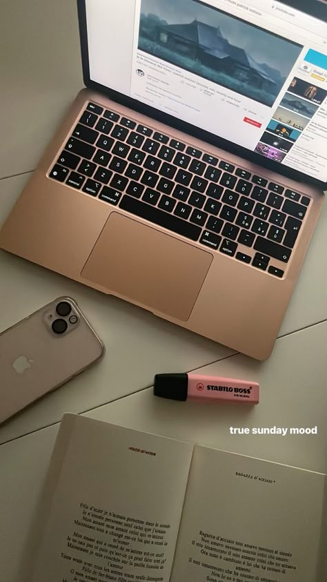 Rose Gold Macbook Aesthetic, Aesthetic Sunday, Apple Laptop Macbook, Coffee Shop Aesthetic, Getting A Tattoo, Studying Life, Academic Motivation, Apple Laptop, Apple Phone Case