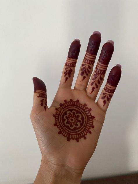 Mehendi Ideas Palm, Difficult Mehendi Designs, Super Easy Mehndi Designs, Mehindi Desgin Simple Aesthetic, Mehndi Ke Design Simple, Mehandi Designs Minimal, Mehedi Degins Simple Aesthetic Easy, Simple Small Mehandi Design, Easy Aesthetic Mehendi Design