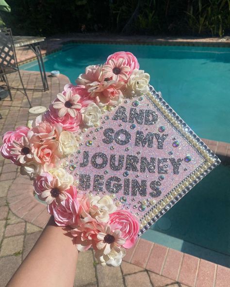 Grad Cap Ideas Girly, Nail Tech Graduation Cap, Pink Graduation Cap Ideas, Purple Graduation Cap Ideas, Pink Graduation Cap Designs, Grad Cap Inspo 2024, Cute Girly Graduation Cap, Grad Cap Inspo Sza, Pink Decorated Graduation Caps