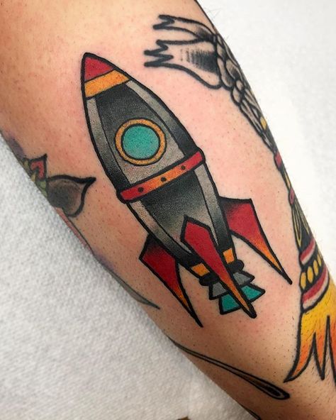 Westside Tattoo, Tatuaje Trash Polka, Lightning Bolt Tattoo, Rocket Tattoo, Bolt Tattoo, Traditional Tattoo Old School, Tattoo Old School, Traditional Tattoo Sleeve, Alien Tattoo