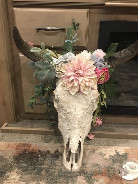 April Home Decor, Boho Cow Skull Decor, Cow Skulls With Flowers, Bull Skull Wedding Decor, Wedding Skull Decorations, Decorated Cow Skulls Flowers, Cow Skull Without Horns Decor, Decorated Cow Skulls, Decorated Cow Skulls Without Horns