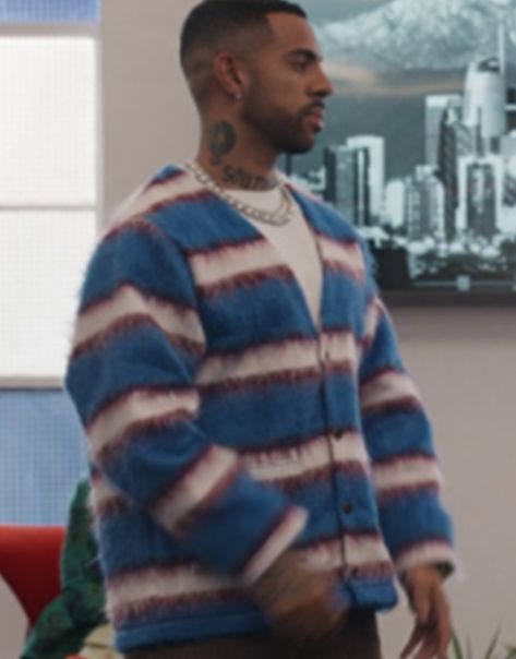 In Season 3 of “Bel-Air,” Vic Mensa’s character makes a notable impression with the striped cardigan, blending classic sophistication with a contemporary edge. The Bel-Air S03 Vic Mensa Striped Cardigan is crafted from a luxurious knit, ensuring both comfort and warmth. Vic Mensa, Comfy Cardigan, Striped Cardigan, Bel Air, Striped Knit, Season 3, Knit Cardigan, Blending, Hair Cuts