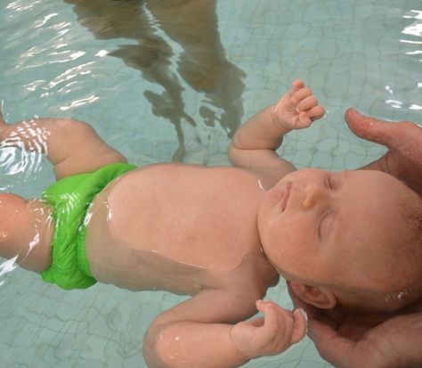 Teach Baby To Swim, Baby Swimming Lessons, Swimming Classes, Swim School, Swimming Lessons, Toddler Wearing, Learn To Swim, Baby Lotion, Baby Swimming