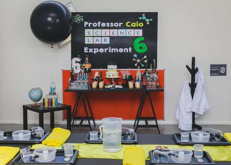 Caio's Mad Scientist Party | CatchMyParty.com Lab Party, Party Sliders, Science Party Decorations, Science Birthday Party Ideas, Science Birthday Party, Science Facts Mind Blown, Mad Scientist Party, Scientist Party, Diy Events