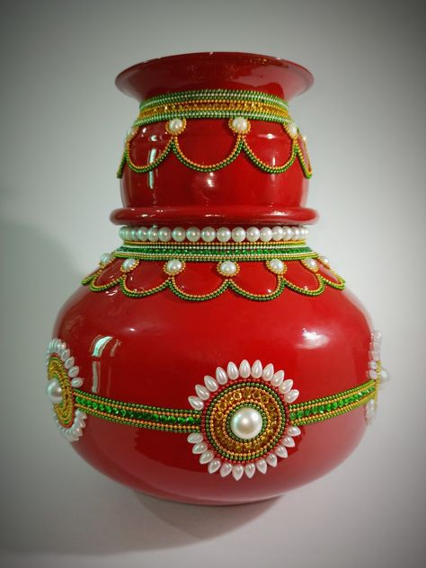 Krishna Pot Decoration, Handi Decoration Ideas Simple, Wedding Matka Decorations, Matli Decoration For Wedding, Matki Decoration Ideas For Wedding, Decorative Kalash, Matli Decoration, Matki Decoration Ideas, Haldi Plate