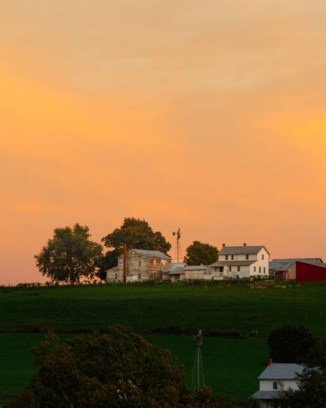 An Amish home at sunset. Amish Life, Amish Aesthetic, Amish Town, Amish Country Pennsylvania, Amish Pennsylvania, Amish House, Amish Farm, Dream Life House, Amish Country