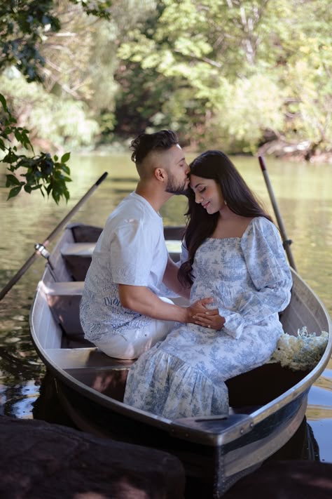 Beautiful and dreamy maternity photos on the boats in Central Park, NYC, 2022. Taken by Sarah J Cabrera photography based in New York. #Maternity #dreamymaternity #nyc #nycphotographer #Centralparkphotos #Fujifilm #Canonr6 Maternity Boat Pictures, Canoe Maternity Pictures, Boat Pregnancy Announcement, Boat Maternity Photos, Castle Maternity Shoot, Nyc Maternity Shoot, Garden Maternity Photoshoot, Park Maternity Photoshoot, Maternity Photography Nyc